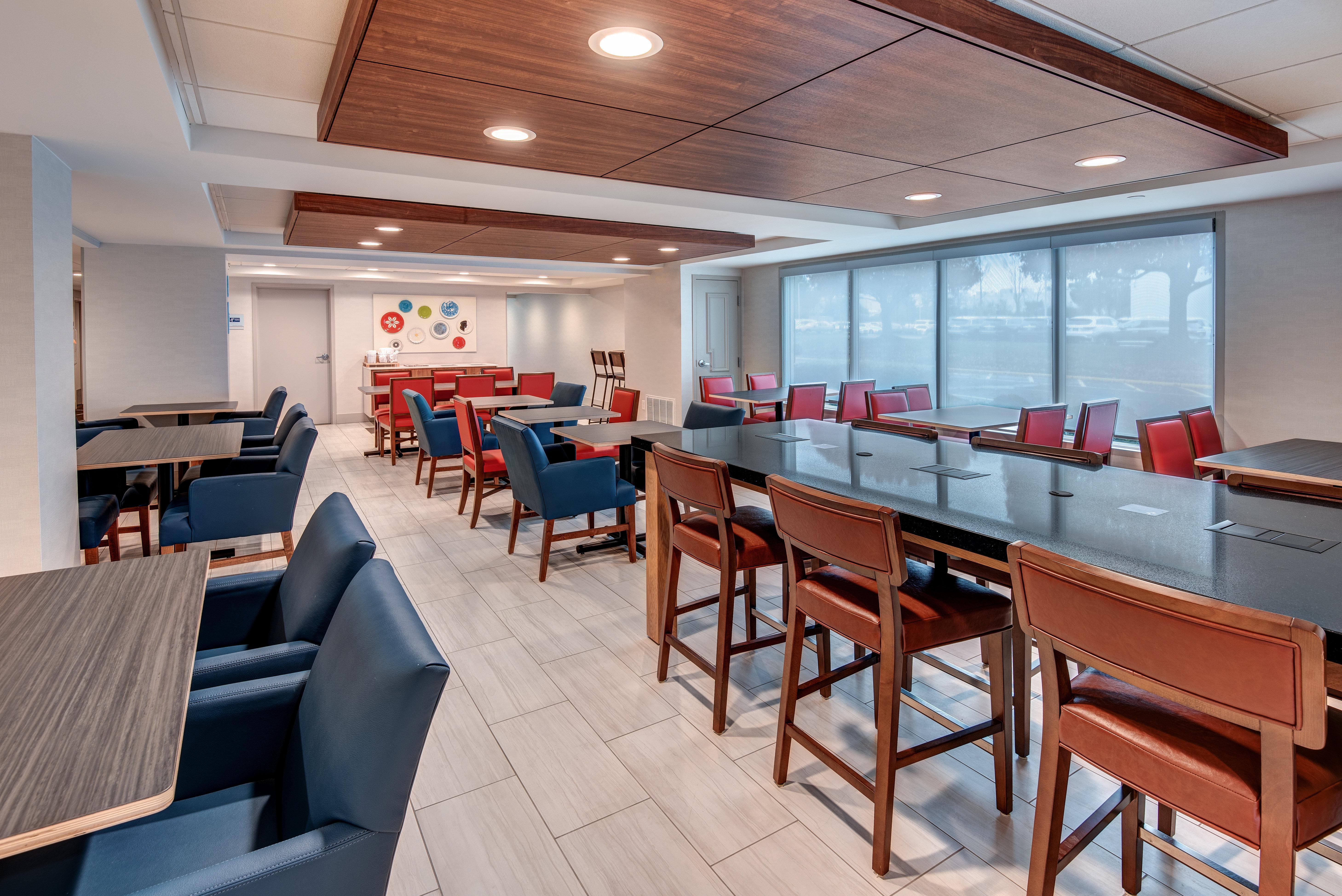 Holiday Inn Express & Suites West Long Branch - Eatontown By Ihg Экстерьер фото
