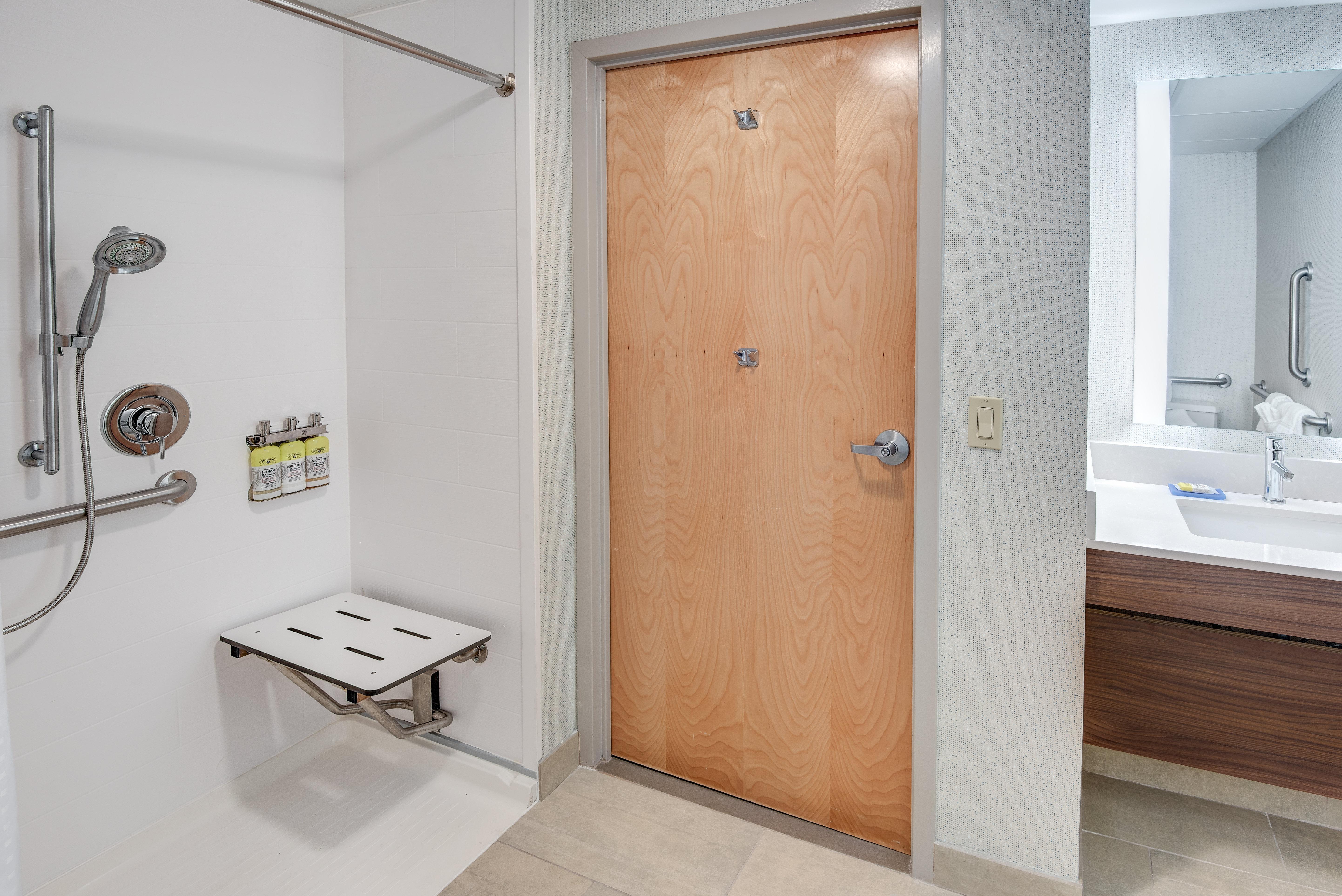 Holiday Inn Express & Suites West Long Branch - Eatontown By Ihg Экстерьер фото