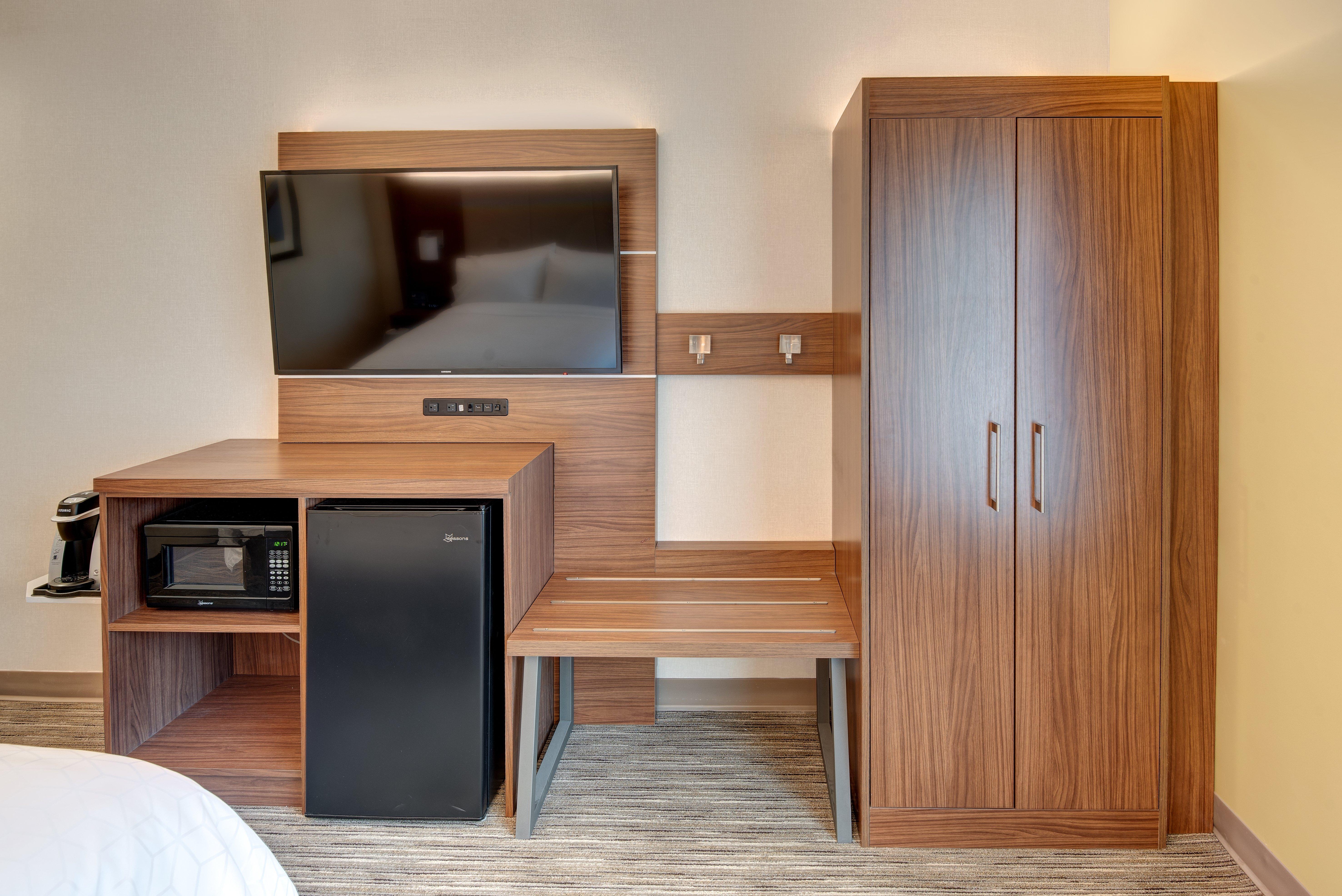 Holiday Inn Express & Suites West Long Branch - Eatontown By Ihg Экстерьер фото