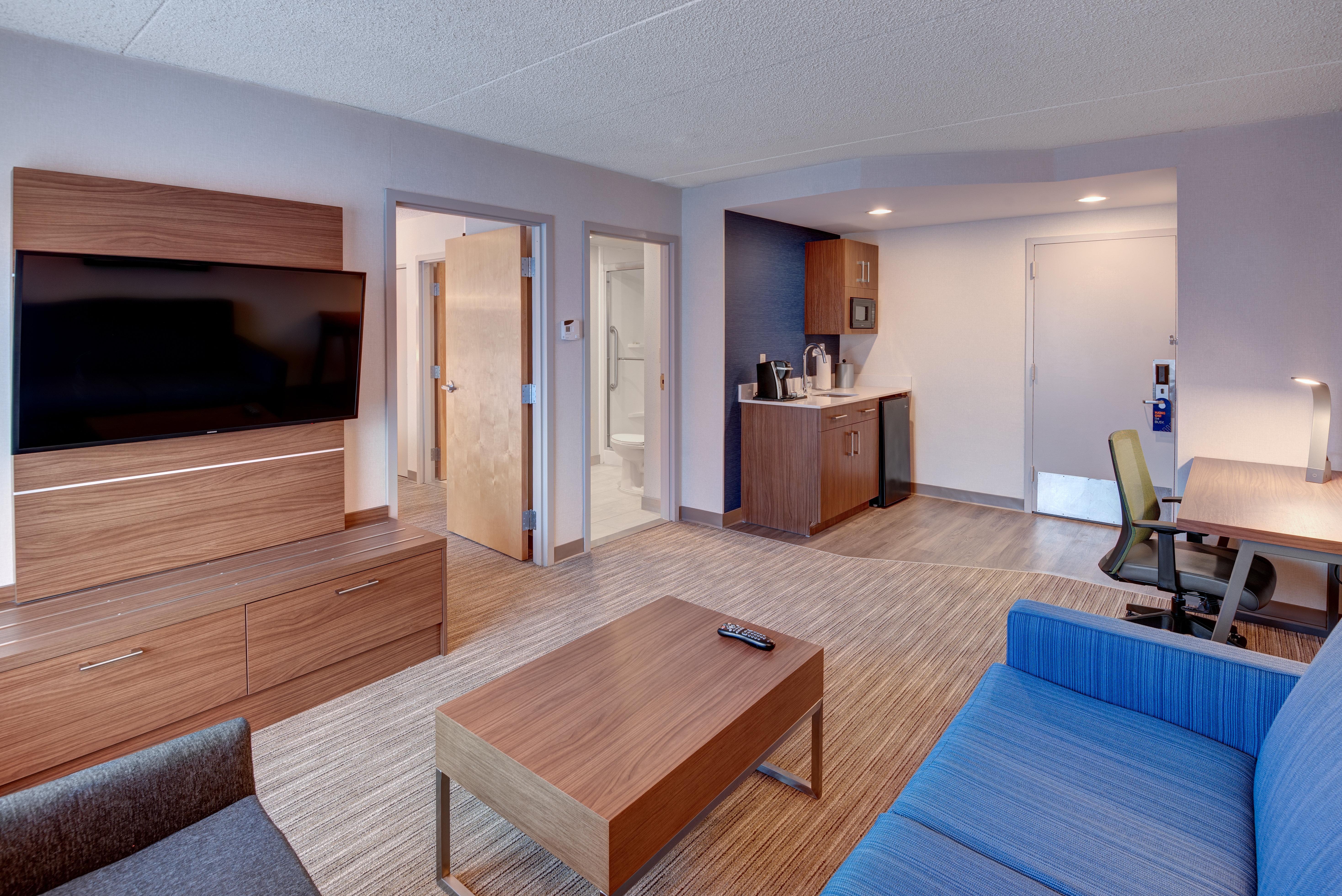 Holiday Inn Express & Suites West Long Branch - Eatontown By Ihg Экстерьер фото