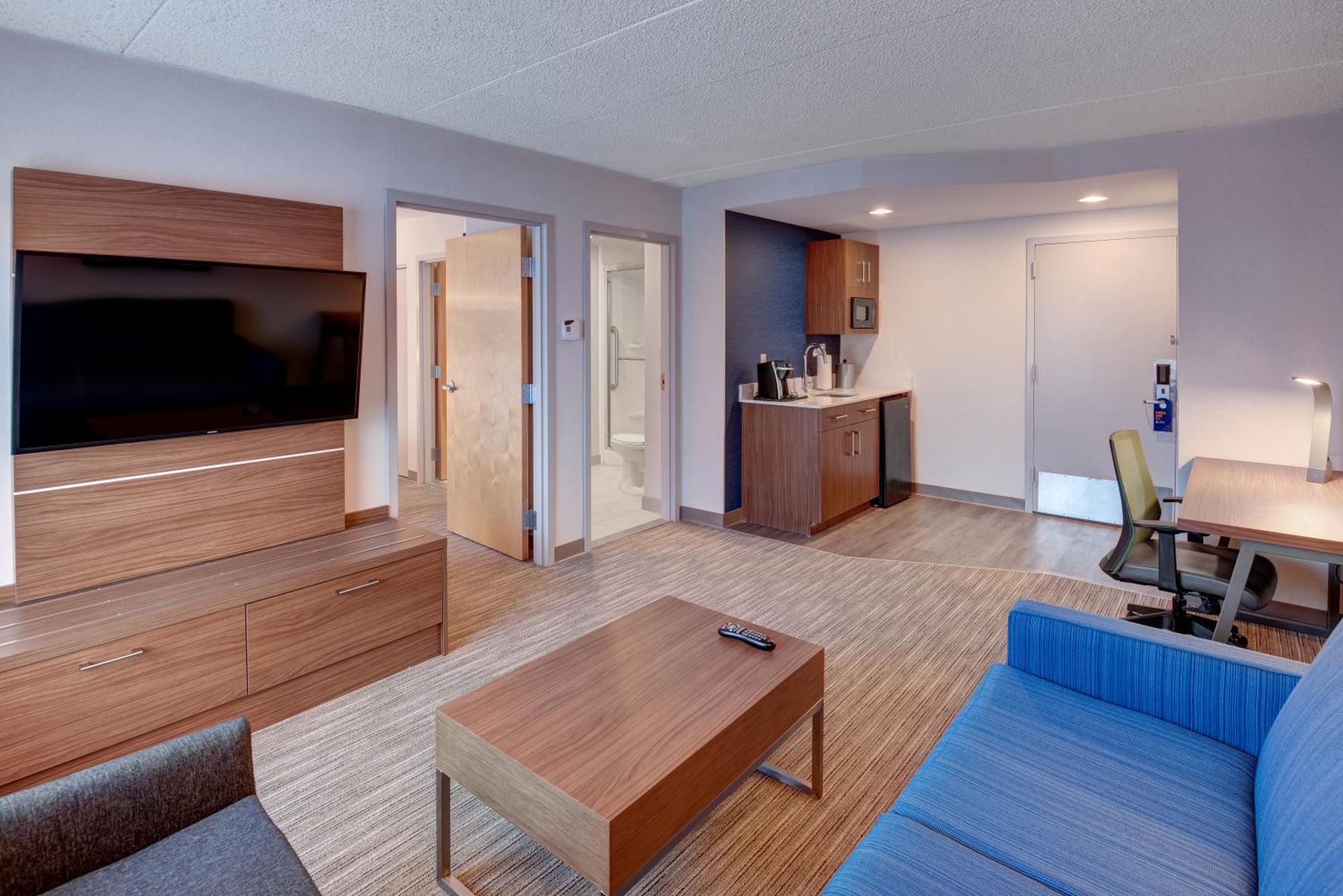Holiday Inn Express & Suites West Long Branch - Eatontown By Ihg Экстерьер фото