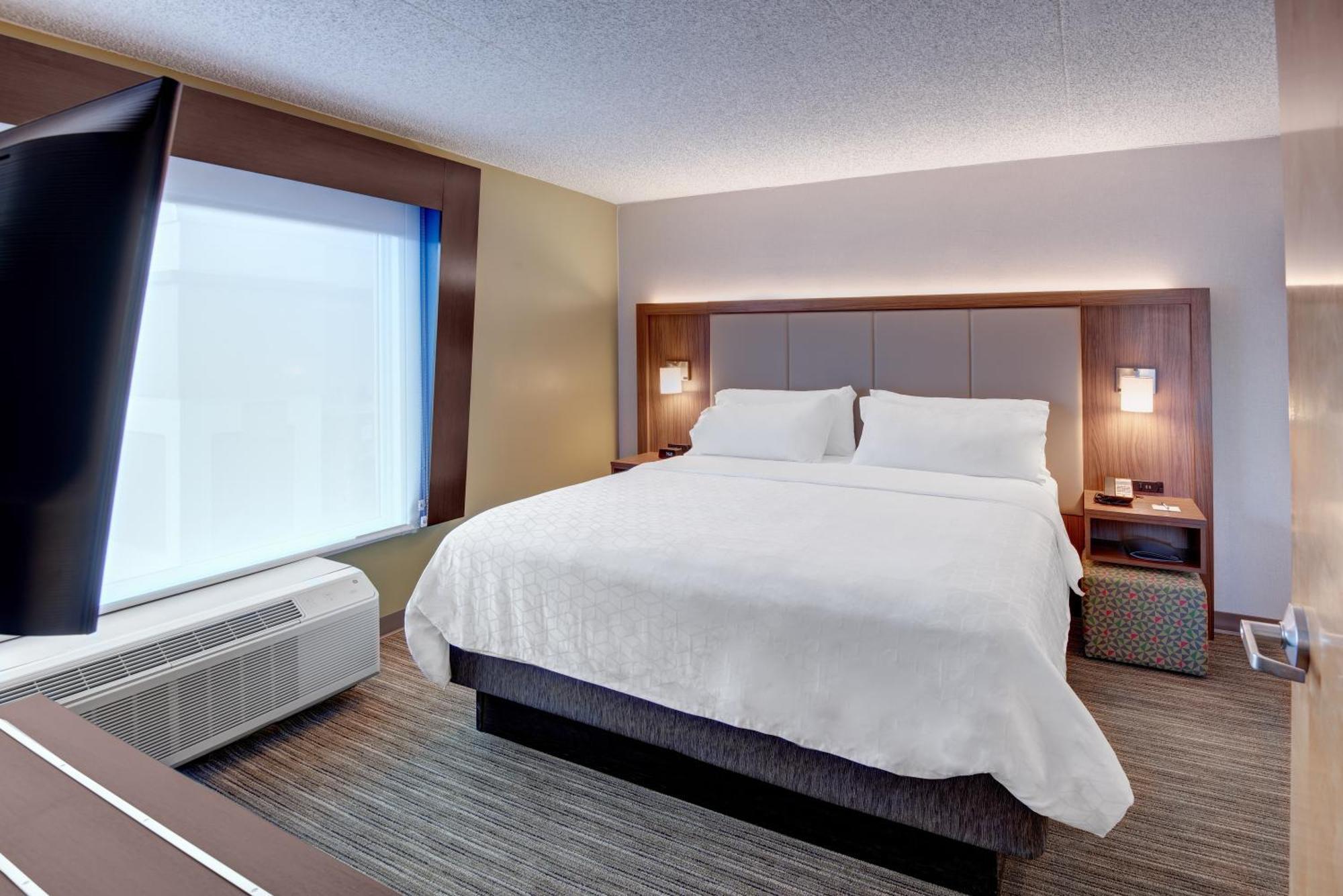 Holiday Inn Express & Suites West Long Branch - Eatontown By Ihg Экстерьер фото