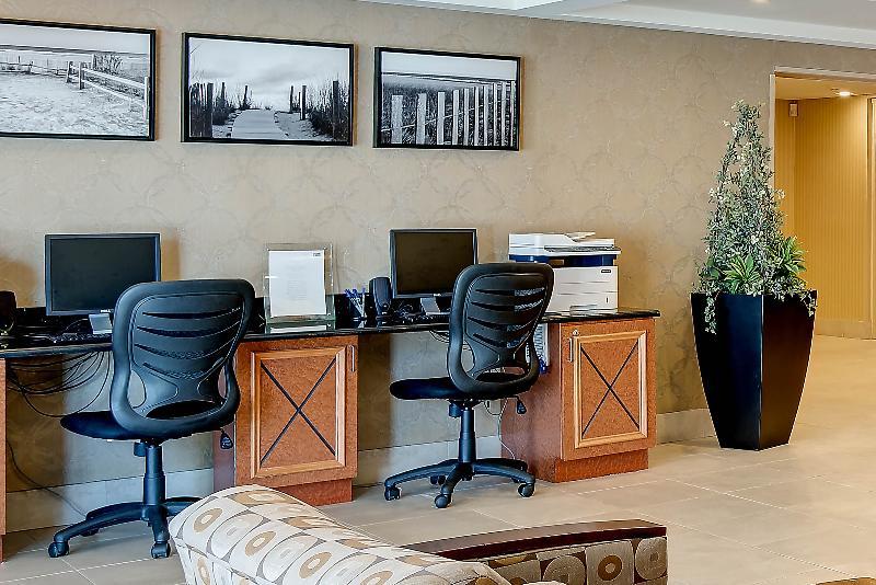Holiday Inn Express & Suites West Long Branch - Eatontown By Ihg Экстерьер фото