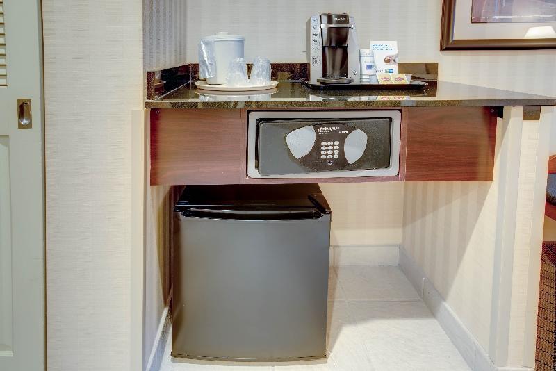 Holiday Inn Express & Suites West Long Branch - Eatontown By Ihg Экстерьер фото